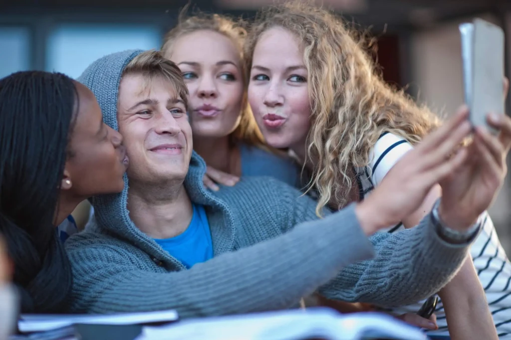 Mieszkać samemu czy z kimś? Jak wybrać idealny układ mieszkania na studia w Krakowie.